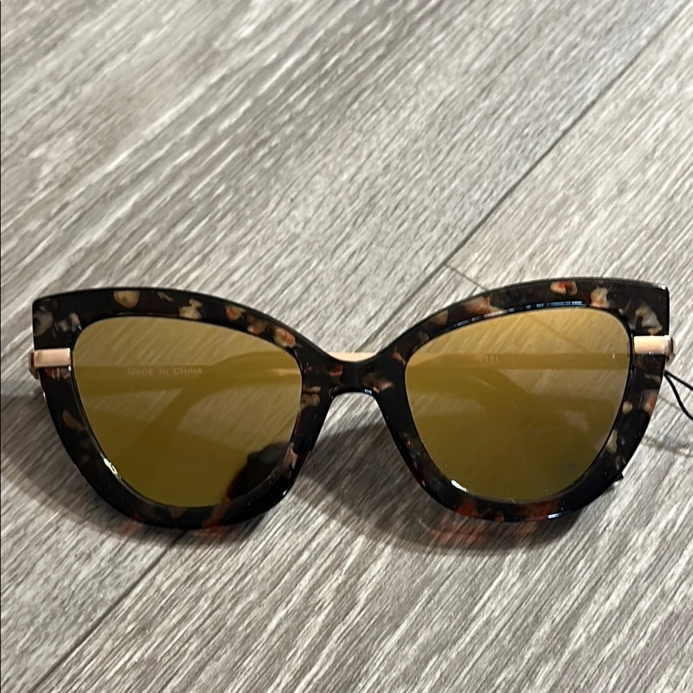 Stylish Tortoiseshell Cat-Eye Sunglasses